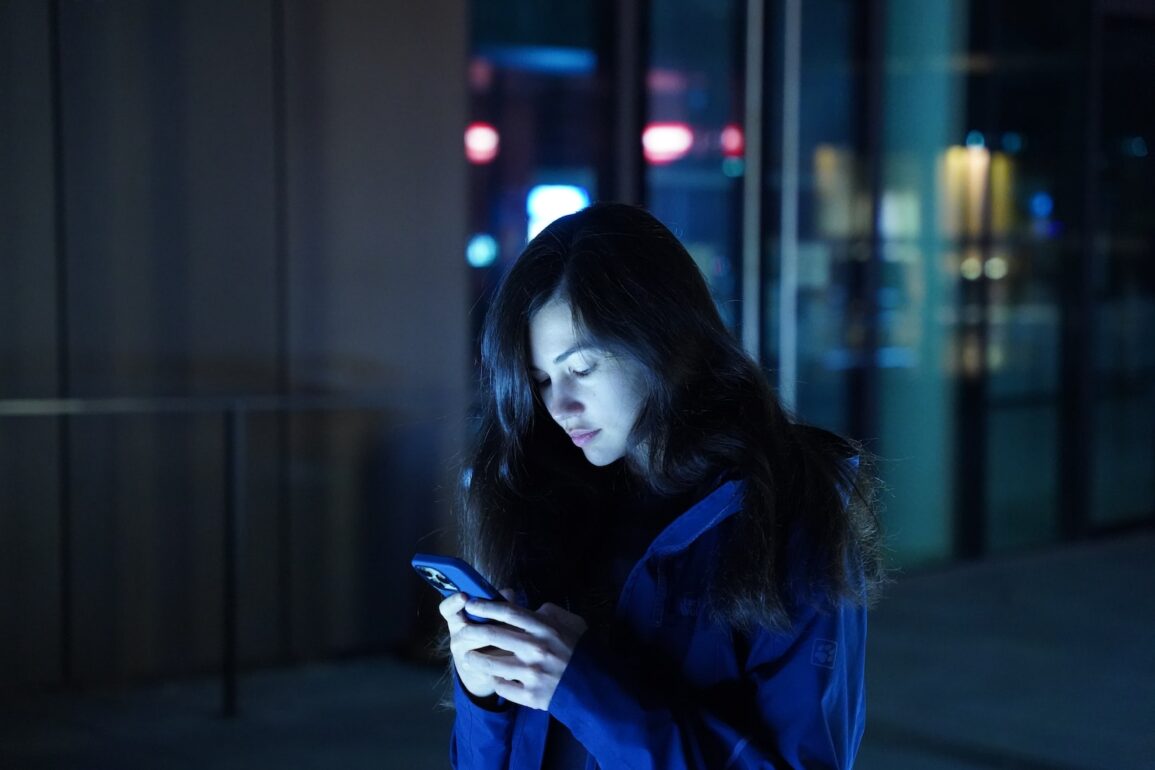 Woman texting a Sagittarius man