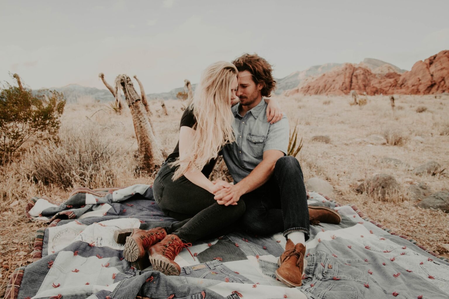 10 Body Language Signs a Guy is Lusting After You + Red Flags
