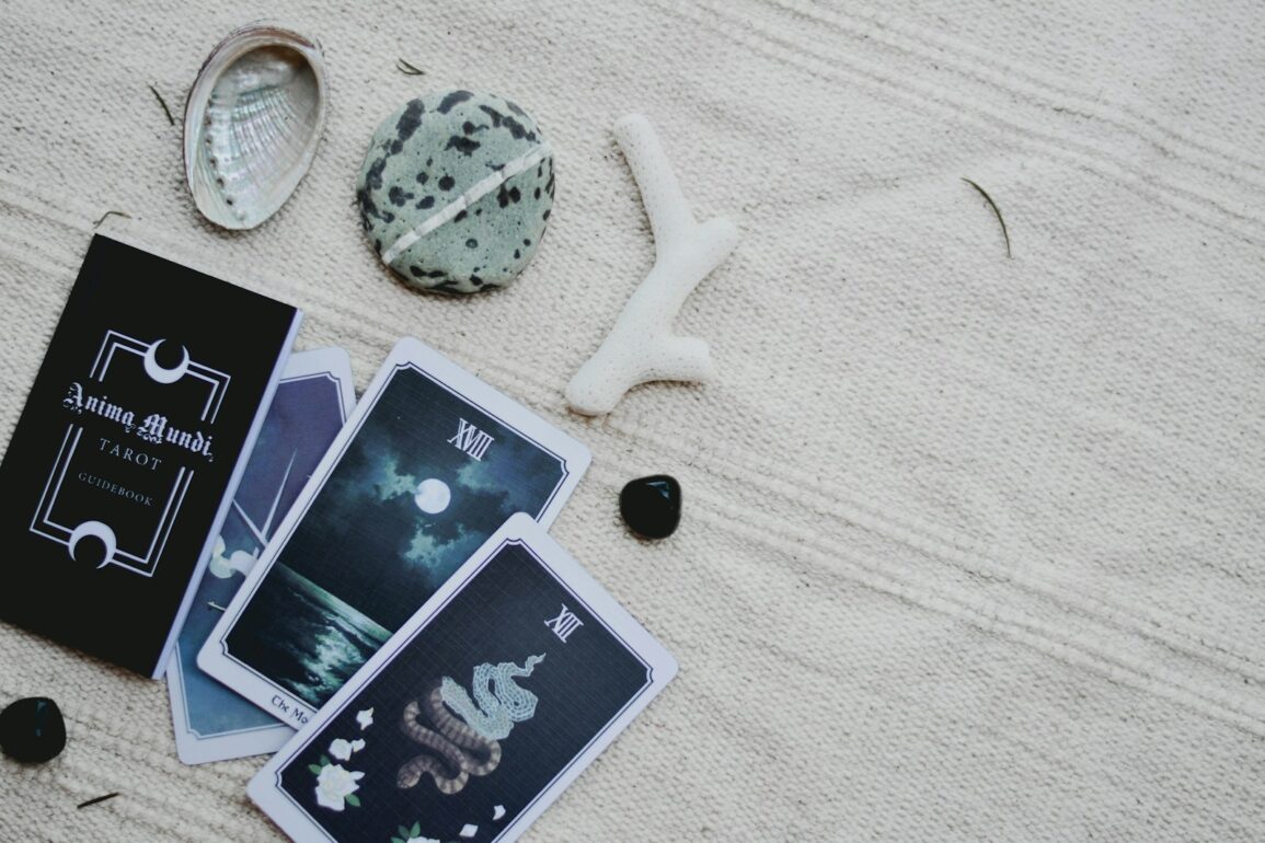 When not to read Tarot cards: 10 wrong moments (and why they may mislead you)