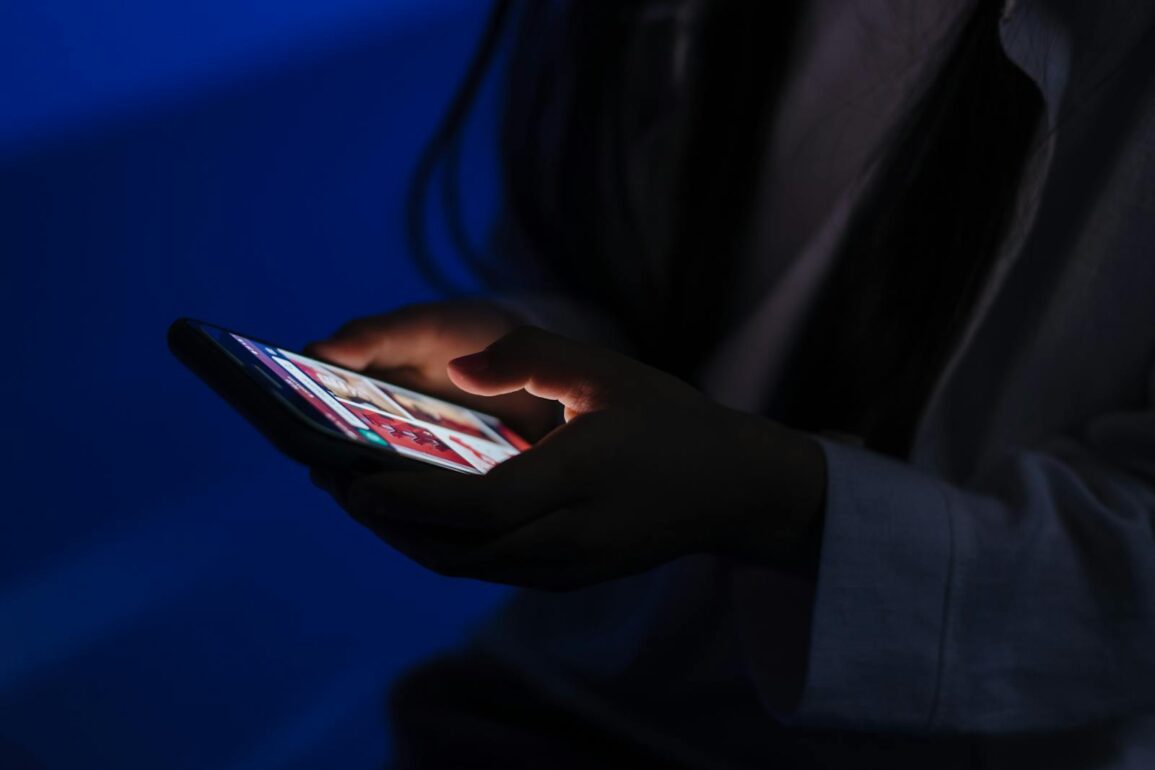 Texting a Cancer Man? The One Sweet Text That Makes Him Pull Away (I Wish Someone Warned Me Sooner)