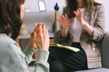 Unfiltered BetterHelp Reviews: What 19 Women Shared After Real Therapy Sessions (And Why Reddit’s Still Divided)